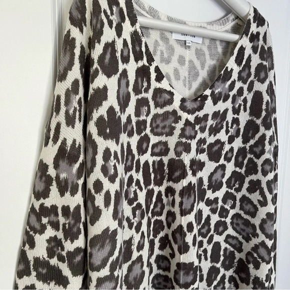 john and jenn leopard pullover size L - Picture 2 of 7